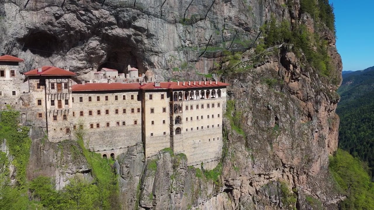 Letecký pohled na kamennou fasádu kláštera Sumela na strmém útesu. Pozoruhodné inženýrství, středověká ortodoxní architektura a slavná turistická atrakce v Trabzonu, Turecko