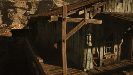una cabaña de madera en ruinas en un paisaje desértico