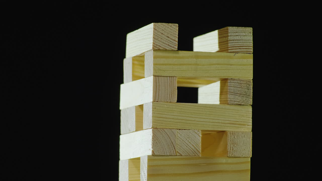 손은 djanga 보드 게임 개념에서 재생하는 타워에서 나무 블록을 당깁니다.