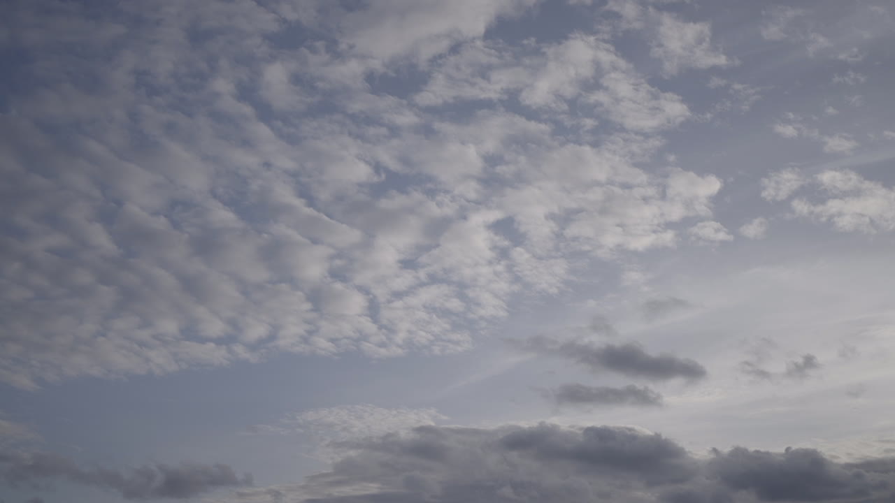 푸른색과 회색의 부드러운 색조와 함께 조용하고 부분적으로 구름이 많은 하늘