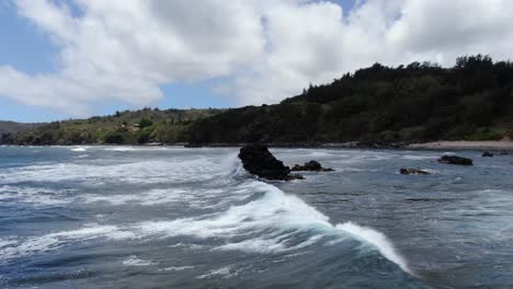 Aéreo:-Impresionante-Paralaje-360-Sobre-Las-Costas-Del-Norte-Del-Oeste-De-Maui