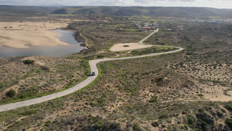 vista aérea después de viajar en autocaravana curvando la carretera costera a lo largo de la costa portuguesa frente a la playa