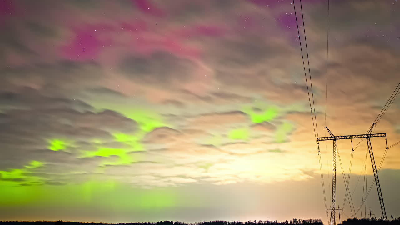 시간 지연으로 구름과 함께 별빛 하늘과 송신탑 위의 북극광