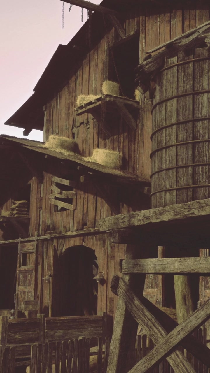 Fienile in legno con cesti portaoggetti e grande silo in un ambiente esterno