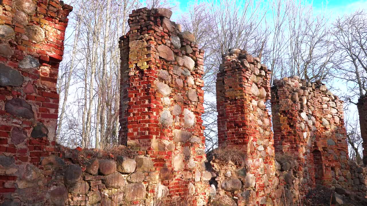 restos de la pared de la iglesia de estilo ladrillo y roca, patrimonio cultural histórico