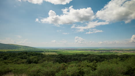 Una-Llanura-Vista-Desde-Las-Montañas-En-Un-Día-Soleado-Y-Nublado,-Lapso-De-Tiempo