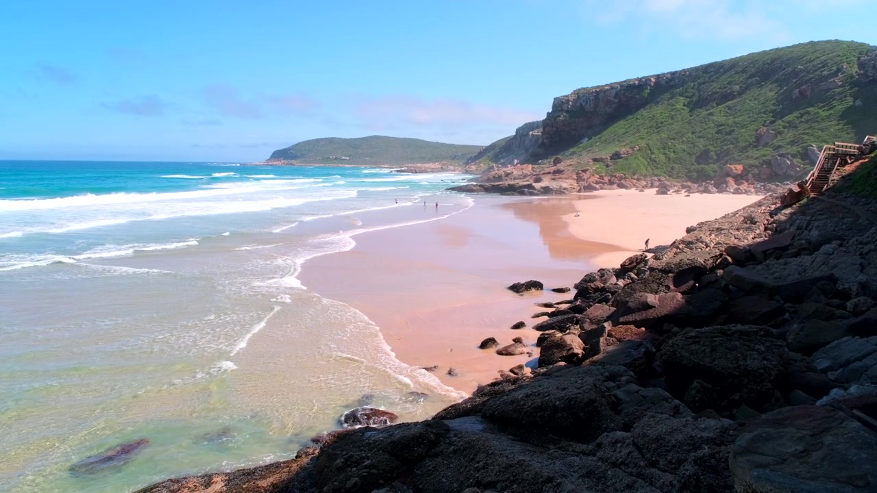 Spiaggia panoramica e acque oceaniche tropicali nella riserva naturale di Robberg a Plett