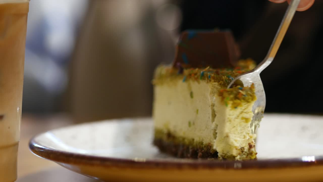 Çikolatalı Yeşil Çaylı Cheesecake Dilimi