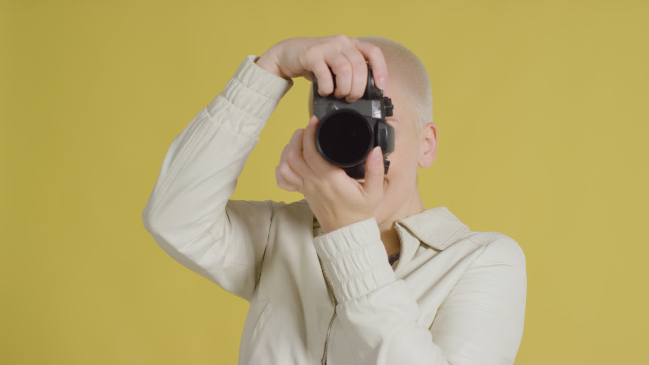 노란색 배경 05 dslr와 함께 포즈를 취하는 여성 백인 모델