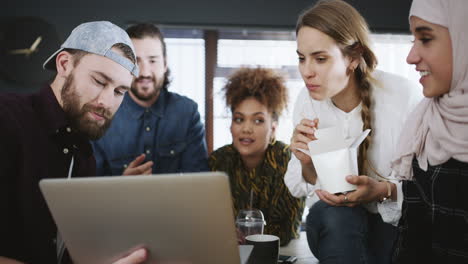 Eine-Gruppe-Junger-Geschäftsleute,-Die-Einen-Laptop-Benutzen