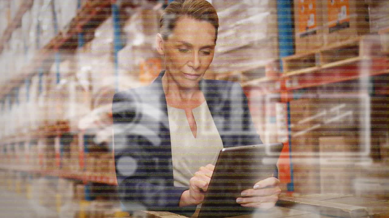 animación de iconos digitales y procesamiento de datos sobre una mujer que usa una tableta en un almacén