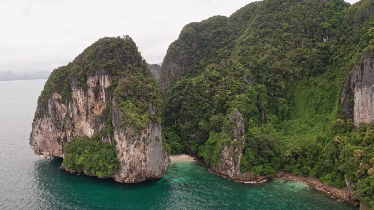 Veduta aerea di montagne, spiaggia e mare a Krabi, Thailandia