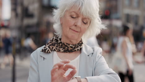 Zeitlupenporträt-Einer-Glücklichen,-Reifen-Alten-Frau-Mit-Einer-Smartwatch