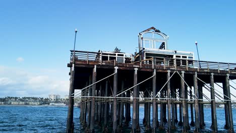 Toma-Baja-Del-Muelle-Junto-Al-Mar-Después-Del-Incendio.