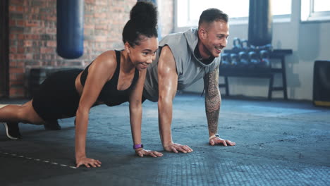 hombre feliz, mujer y empujar para el entrenamiento de gimnasio