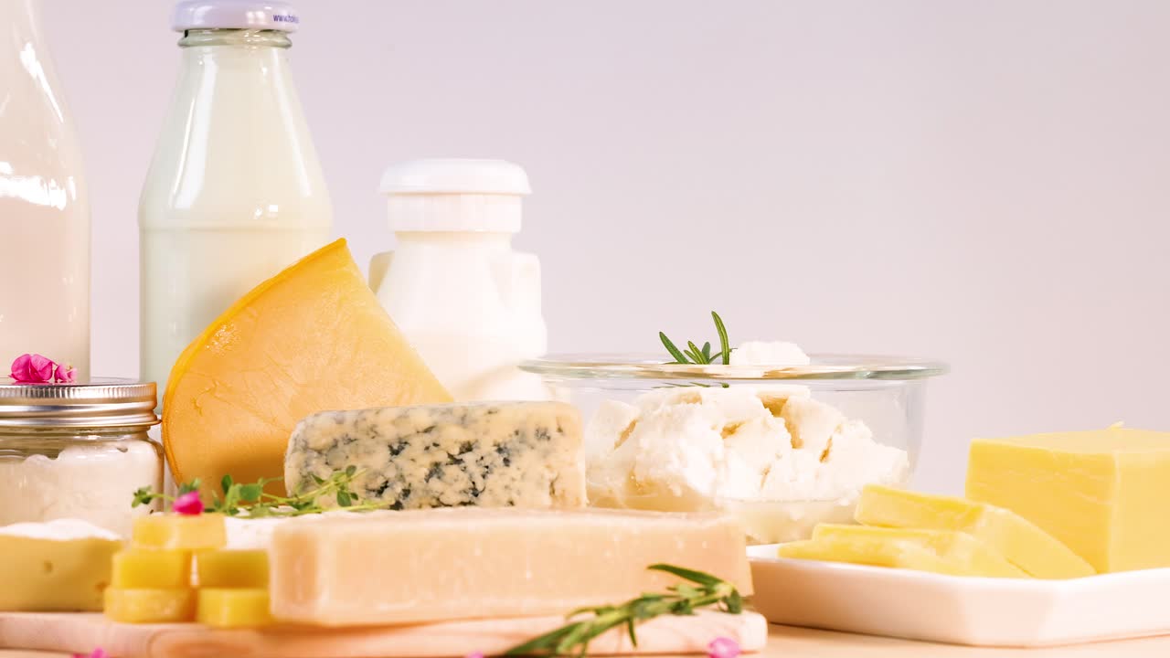 나무 바탕에 있는 다양한 유제품