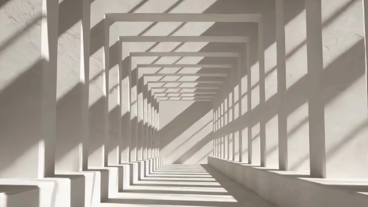La luce solare attraverso una griglia a soffitto proietta ombre diagonali in movimento attraverso cornici in un corridoio, mostrando profondità.