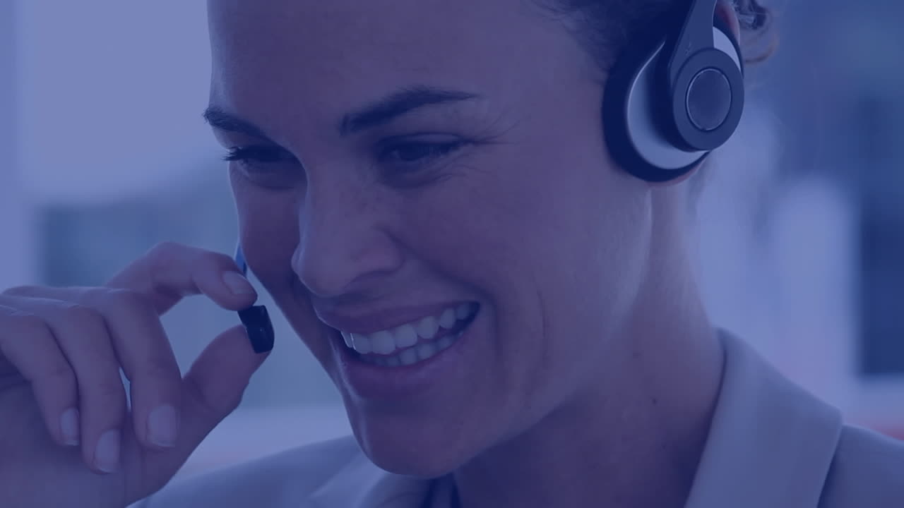 Animazione di elementi di circuito stampato su una donna d'affari che usa una cuffia telefonica