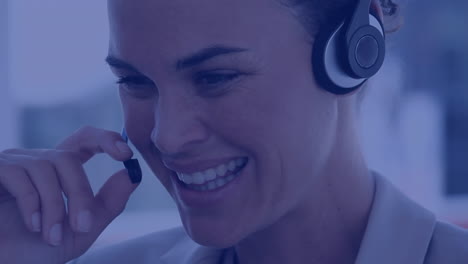 animación de elementos de placa de circuito sobre mujer de negocios usando auriculares de teléfono