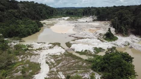 enfoque aéreo de piscinas de minería de oro en brasil, deforestación ilegal