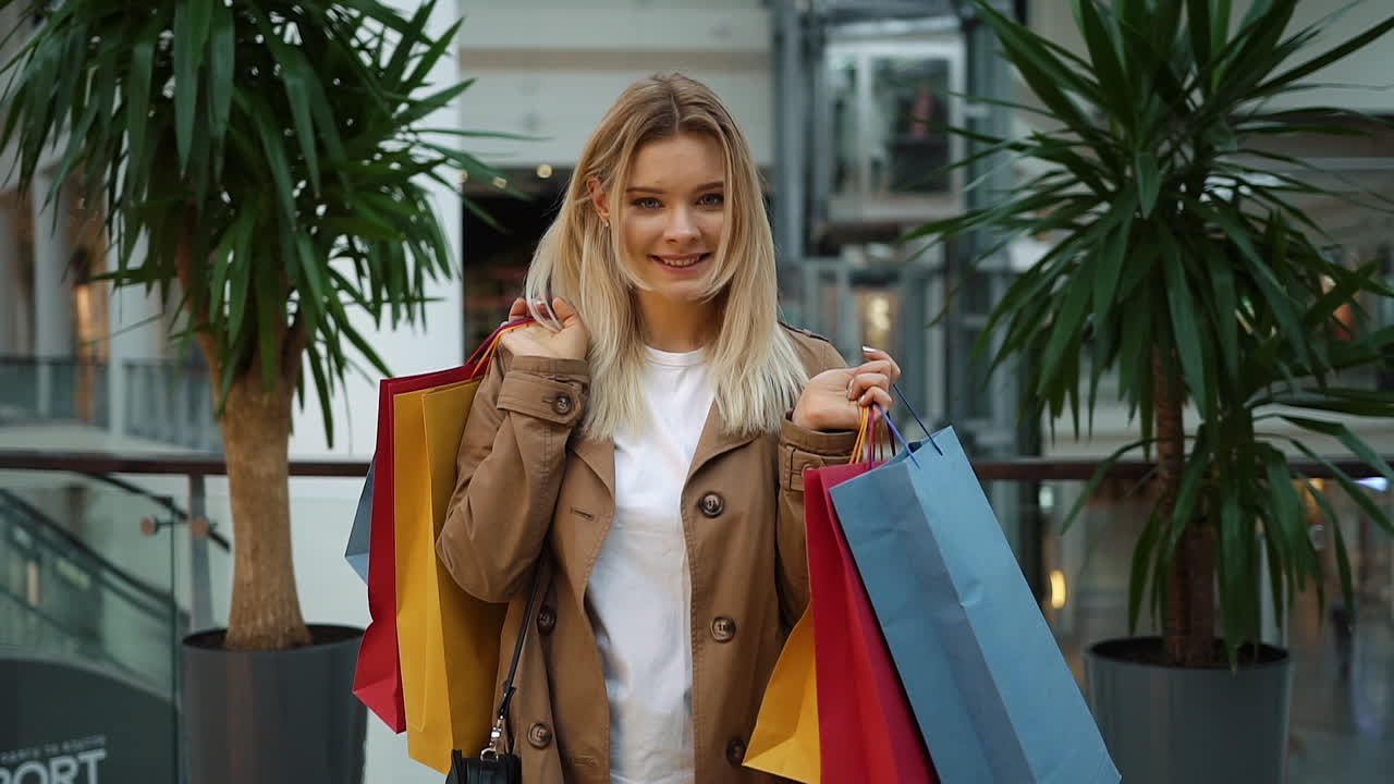 mujer con bolsas de compras en un centro comercial