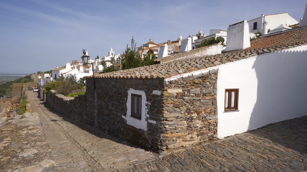 Strada del villaggio di Monsaraz con case bianche in Alentejo, Portogallo