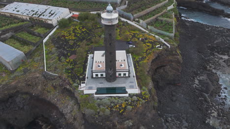 vistas aéreas del faro de punta cumplida: belleza natural y arquitectónica