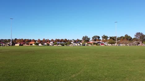 dron volando a través de la portería de fútbol y a través de un campo vacío