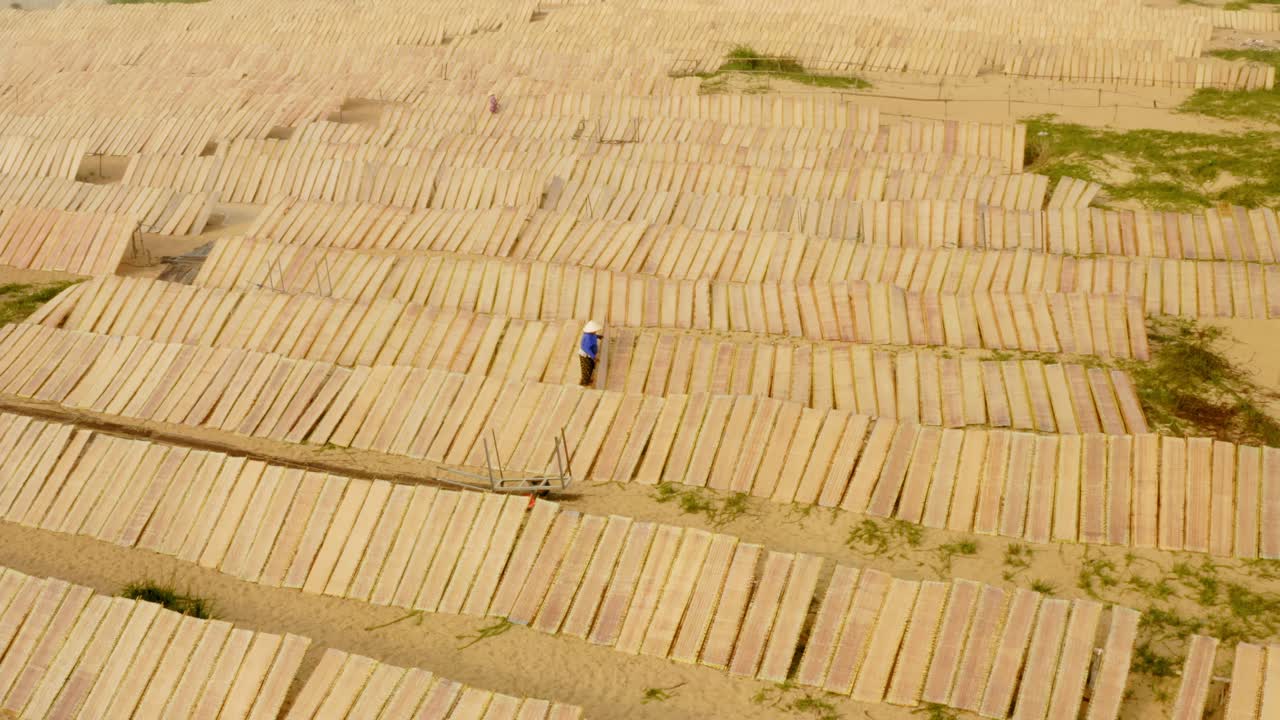베트남 중부 빈딘성 라이스페이퍼 마을에서 한 노동자가 라이스페이퍼를 말리고 있는 모습을 드론으로 촬영했다.