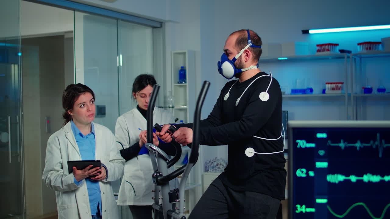 Team di ricercatori medici che monitora le prestazioni di un atleta.