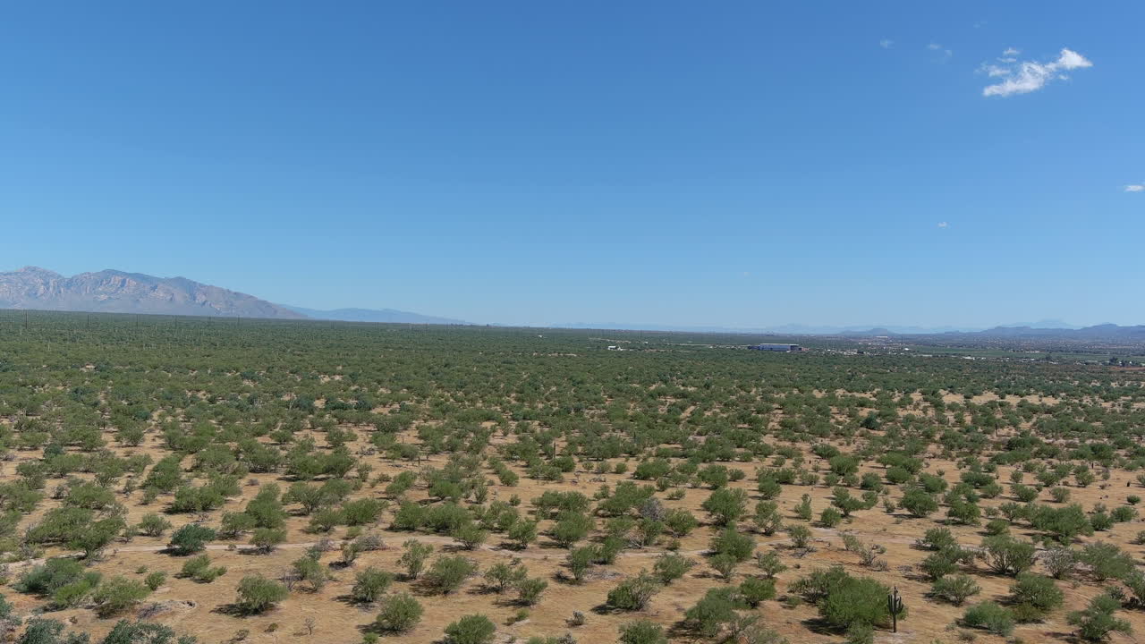 toma de drones del desierto sonorense con montañas en la distancia en arizona, toma aérea en movimiento lento