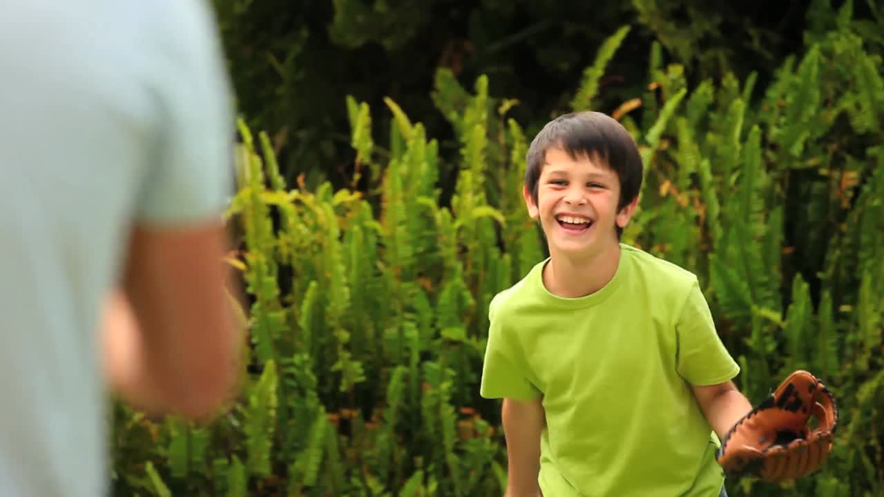 아버지 가 어린 아들 에게 야구 를 하는 방법 을 가르치고 있다