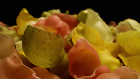 el primer plano de la pasta colorida