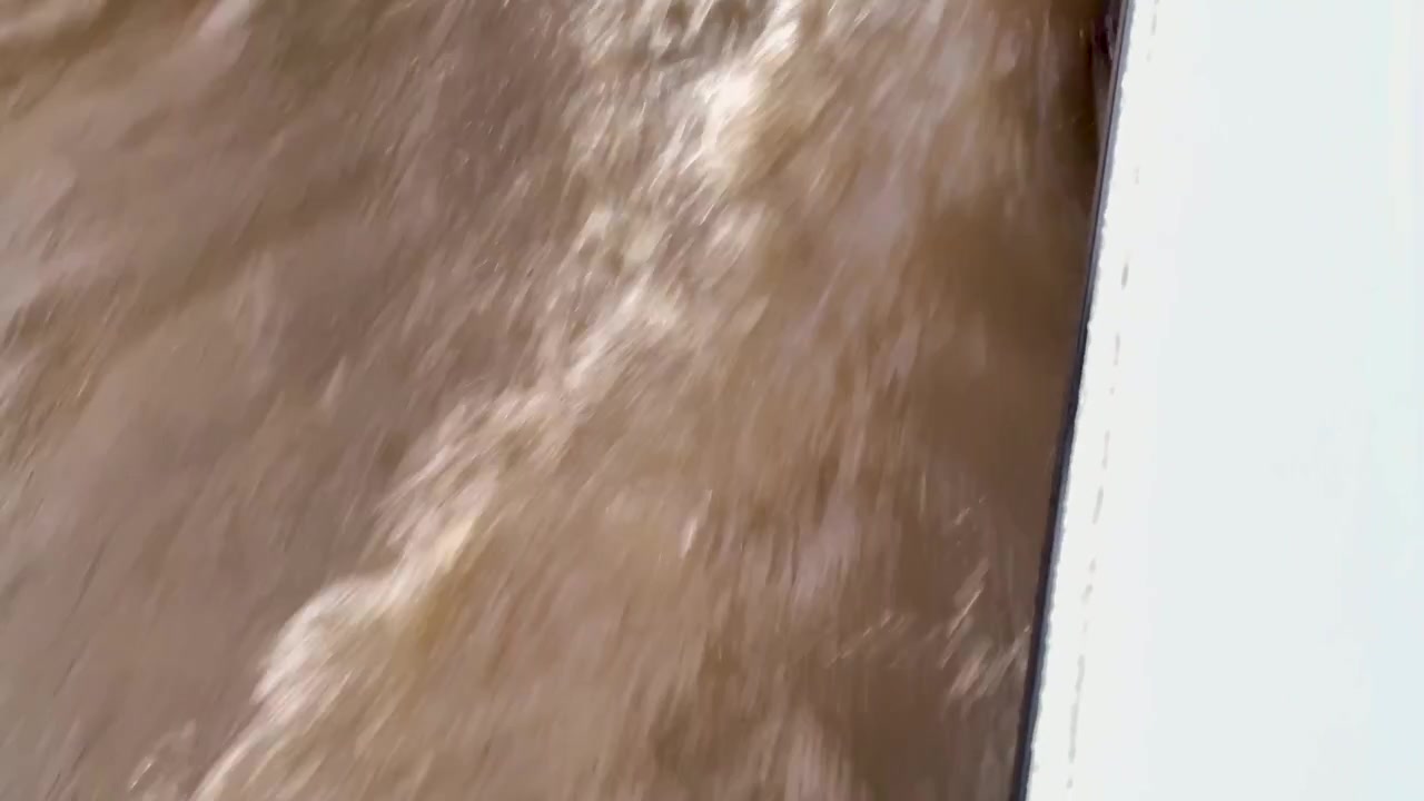 Auto che attraversa l'acqua piovana su una strada bagnata durante il monsone.