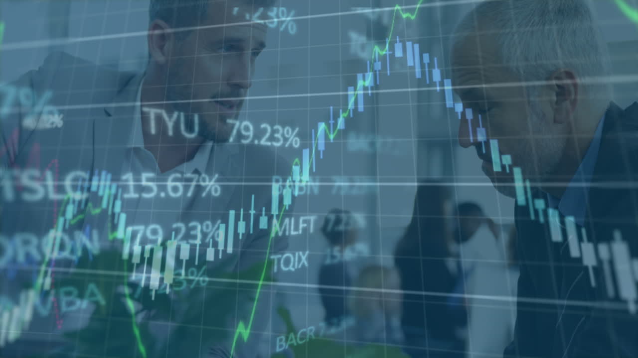 Animasjon av finansiell databehandling over to kaukasiske forretningsmenn som diskuterer på et kontor
