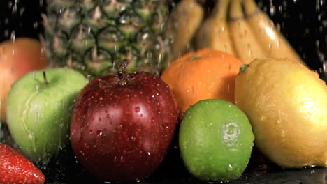 Agua-Goteando-Sobre-La-Fruta-En-Cámara-Súper-Lenta