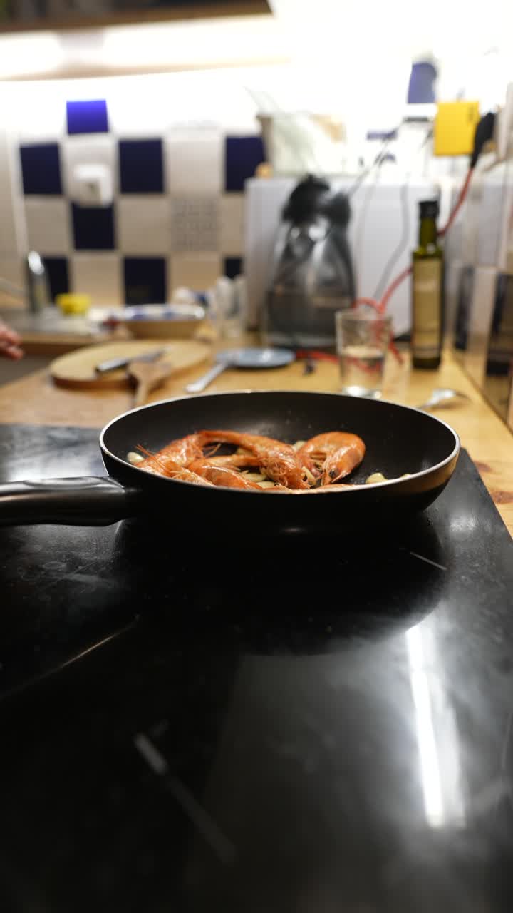 camarones cocinados en una sartén