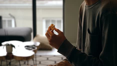 hombre con comida en casa 4k