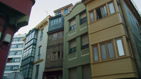 Edificios-Típicos-De-Gijón,-España,-Durante-Un-Día-Soleado-De-Verano.