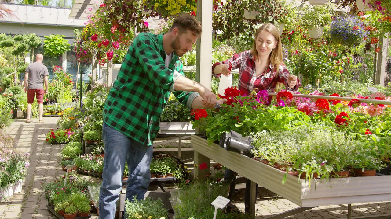 함께 정원에서 웃는 동료