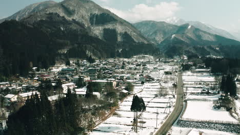 toma de drones del campo japonés en invierno, pueblo de okuhida cubierto de nieve