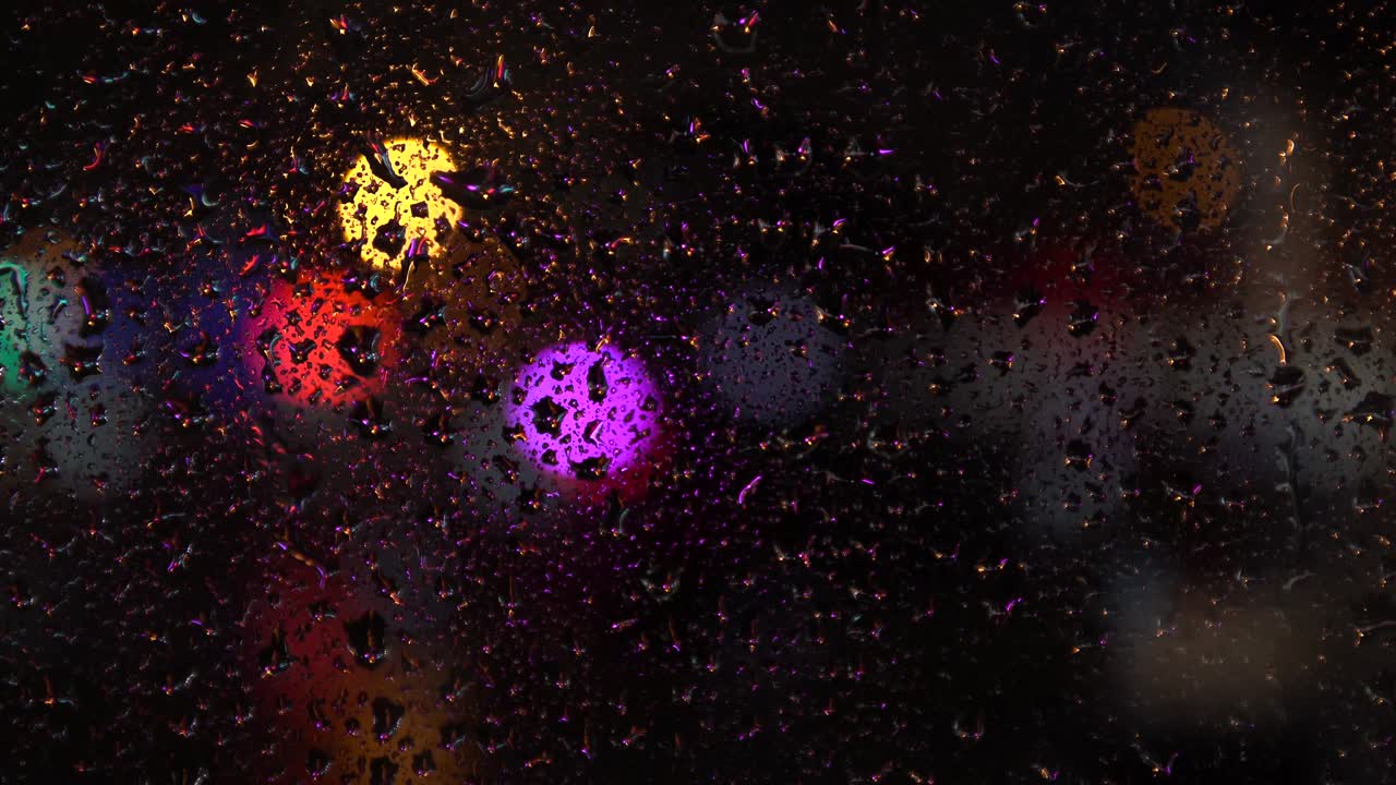 hermoso bokeh reluciente en el fondo oscuro borroso por la noche.