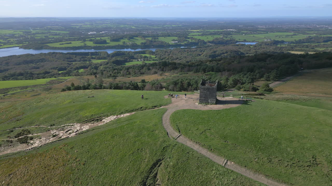 관광객 들 과 함께 언덕 꼭대기 에 있는 돌 구조