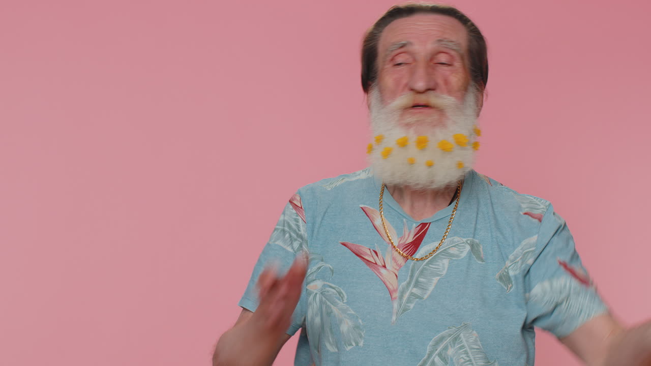 sonriente romántico anciano senior enviando muchos besos al aire mirando a la cámara y sonriendo, te quiero