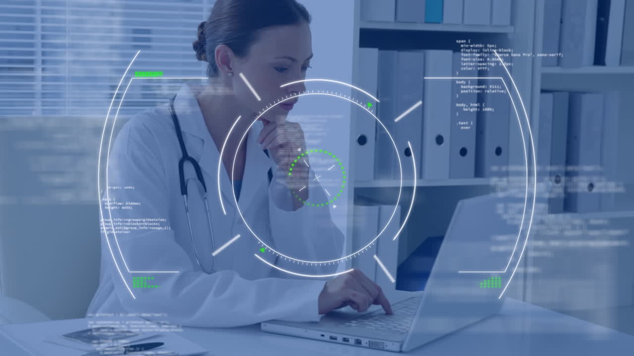 animación del procesamiento de datos sobre una doctora caucásica sonriente que usa una computadora portátil