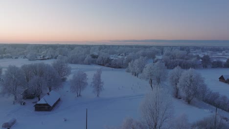 Luftaufnahme-Einer-Ländlichen-Landschaft,-Landschaft,-Landwirtschaftliche-Felder-Und-Mit-Schnee-Bedeckte-Bäume,-Kaltes-Gefrierwetter,-Goldenes-Stundenlicht-Des-Sonnenuntergangs,-Breiter-Drohnenschuss,-Der-Sich-Langsam-Vorwärts-Bewegt