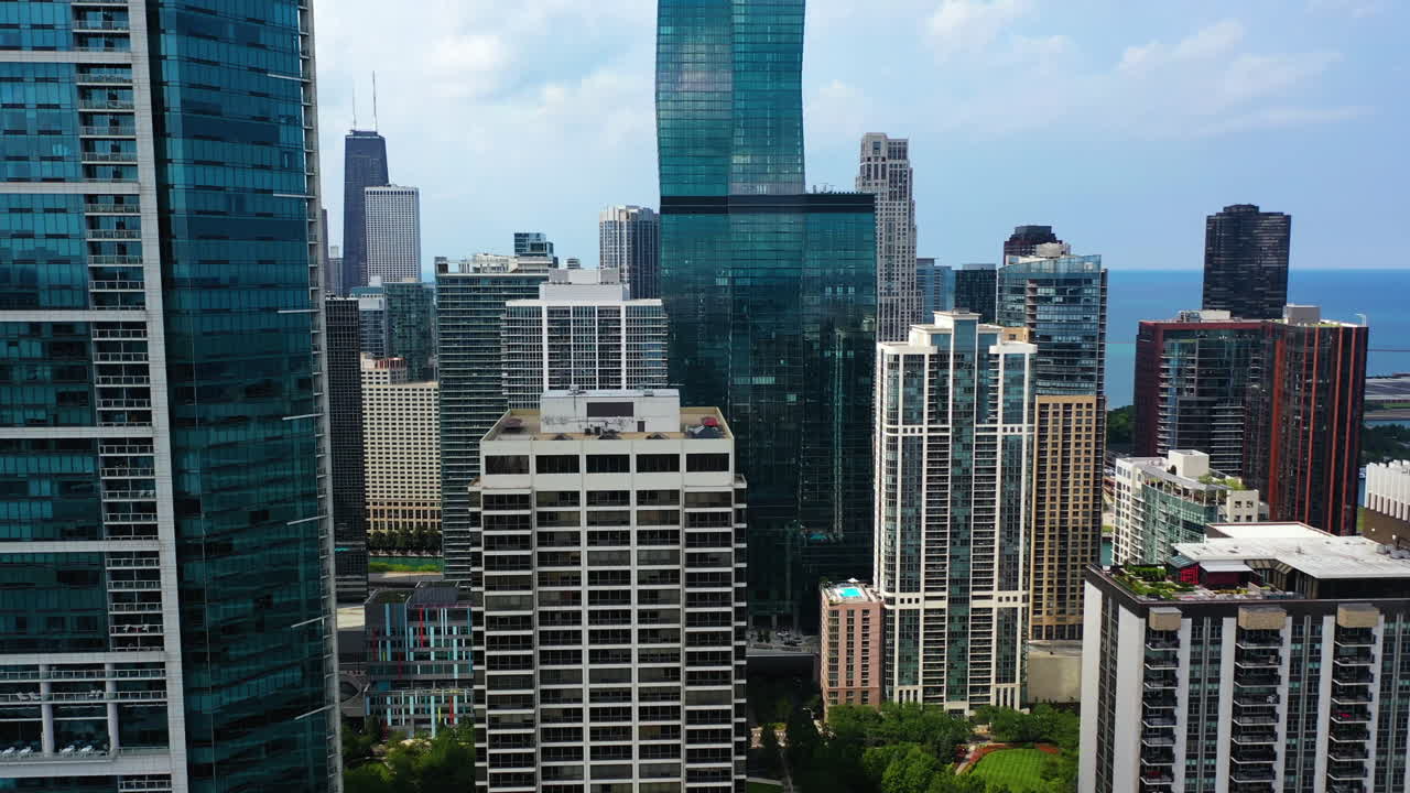 시카고의 뉴 이스트사이드에 있는 고층 건물 위로 올라오는 공중 뷰