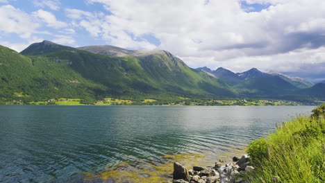 vista panorámica del fiordo de romsdal y exuberantes montañas rocosas verdes en andalsnes, noruega en un día soleado