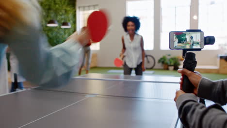 Tenis-De-Mesa,-Telefono-Y-Video-Con-Una-Mujer