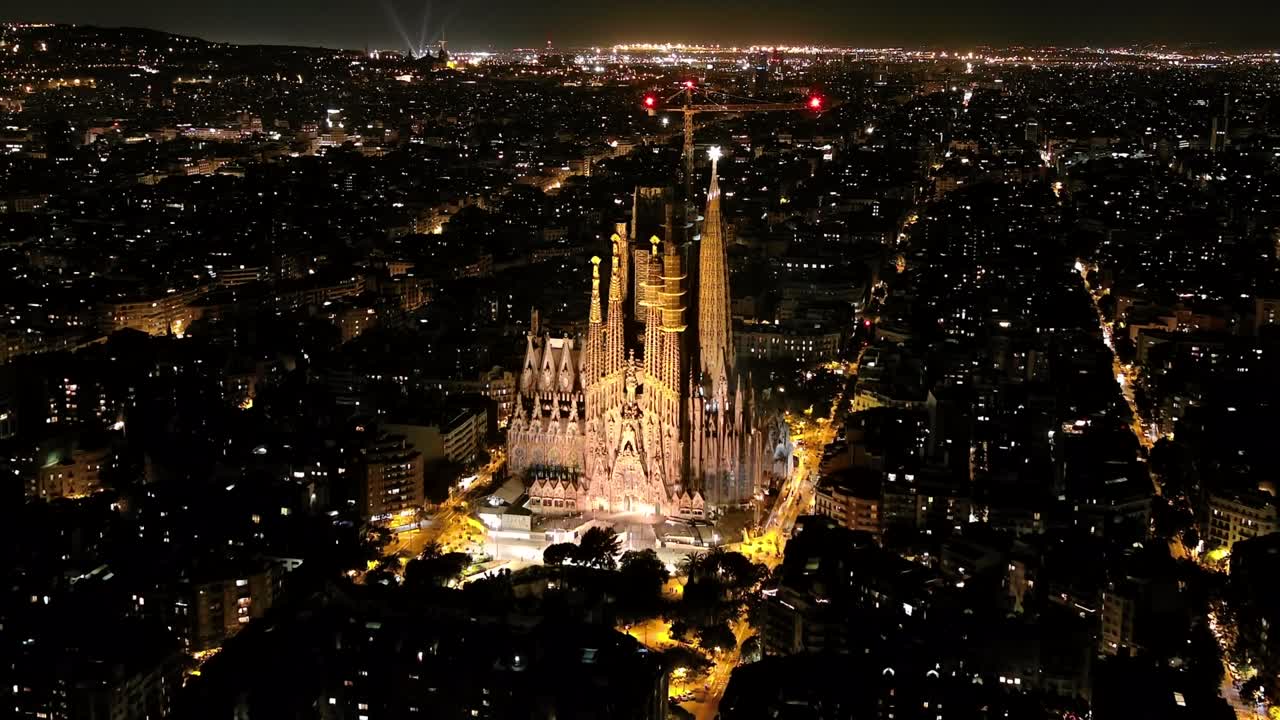 밤에 바르셀로나의 에이플 (eixample) 주거 지역과 유명한 사그라다 파밀리아 성당 (basilica sagrada familia) 의 공중 풍경 (카탈로니아, 스페인)